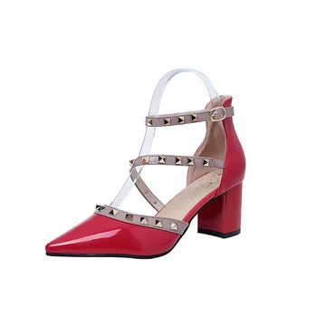 2022 Нови стилни дамски сандали Baotou на дебелите обувки Дамски обувки от лачена кожа с остри нитове, пикантен дамски обувки на висок ток